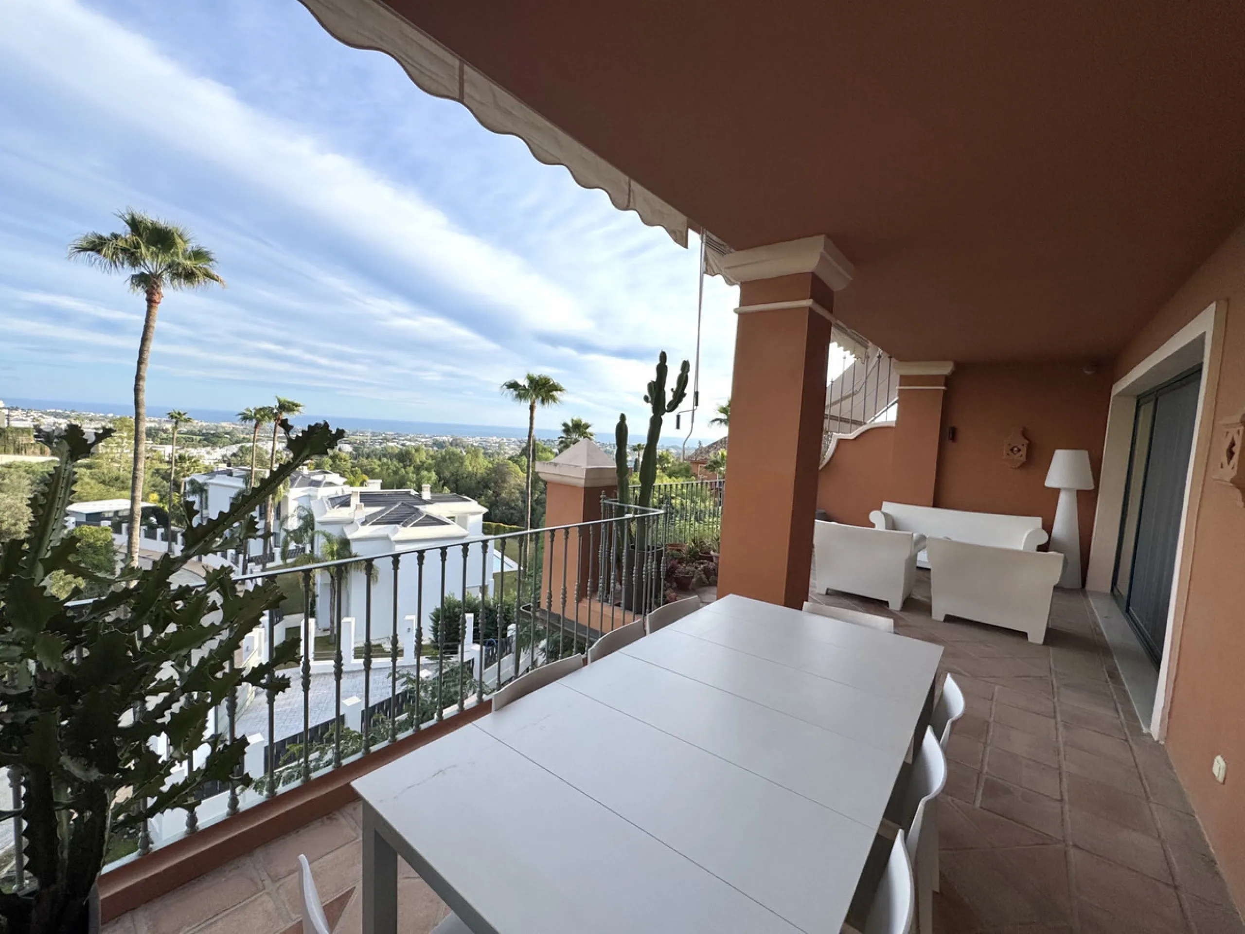 Set in the exclusive enclave of Monte Halcones, La Quinta, this impressive 3-bedroom, 3-bathroom duplex penthouse offers expansive interiors, refined design, and breathtaking panoramic sea views, all within walking distance of local bars, cafés, and resta