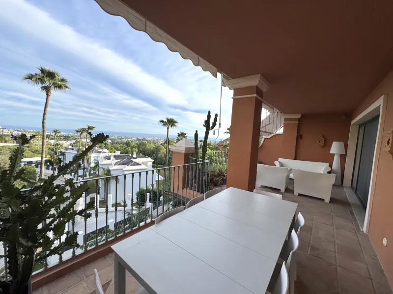 Set in the exclusive enclave of Monte Halcones, La Quinta, this impressive 3-bedroom, 3-bathroom duplex penthouse offers expansive interiors, refined design, and breathtaking panoramic sea views, all within walking distance of local bars, cafés, and resta