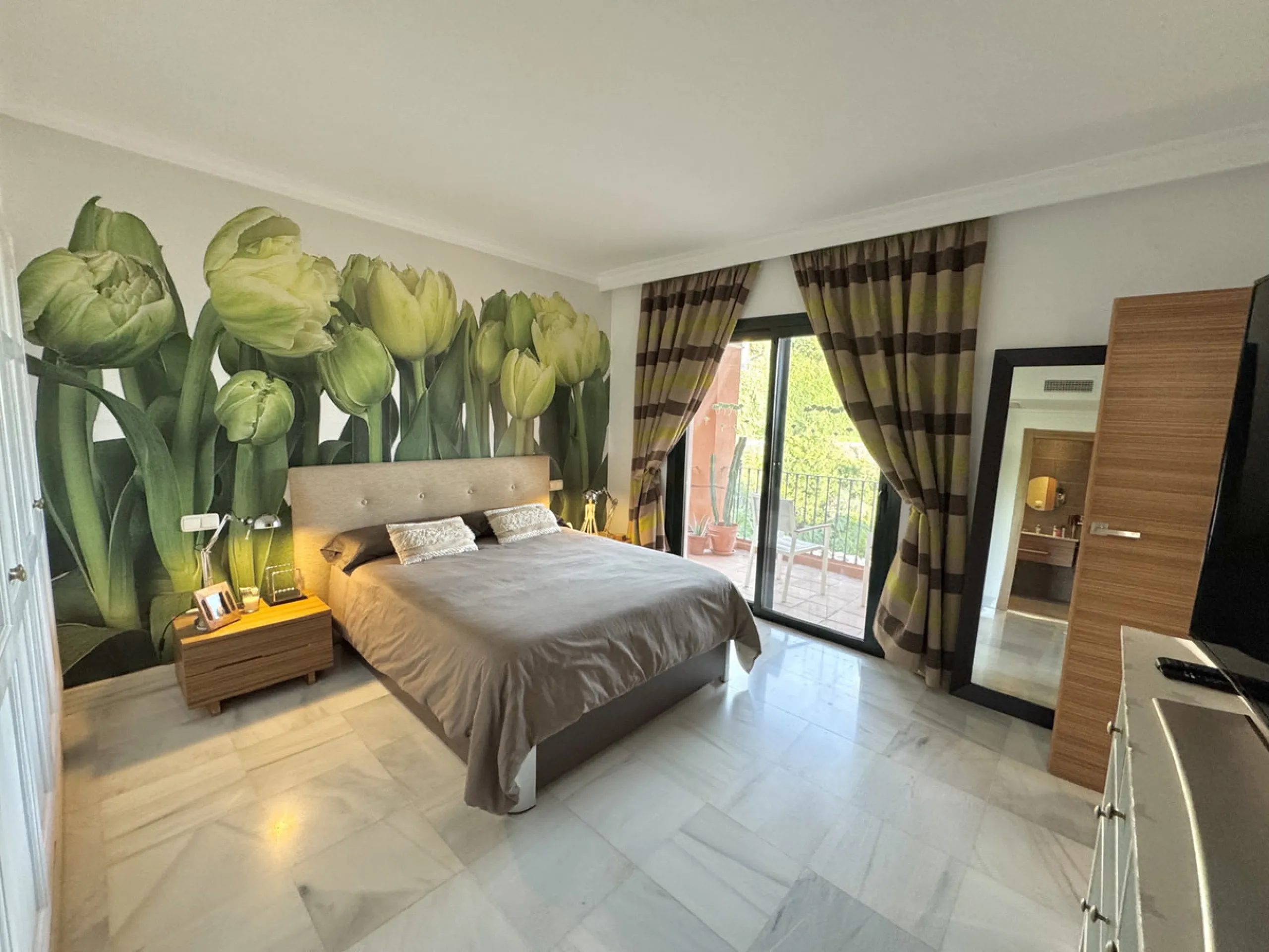 Set in the exclusive enclave of Monte Halcones, La Quinta, this impressive 3-bedroom, 3-bathroom duplex penthouse offers expansive interiors, refined design, and breathtaking panoramic sea views, all within walking distance of local bars, cafés, and resta