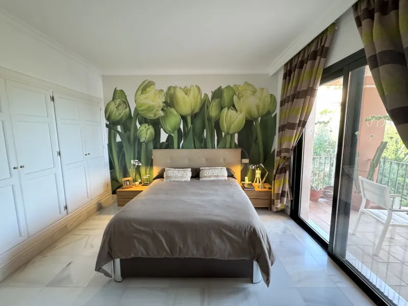 Set in the exclusive enclave of Monte Halcones, La Quinta, this impressive 3-bedroom, 3-bathroom duplex penthouse offers expansive interiors, refined design, and breathtaking panoramic sea views, all within walking distance of local bars, cafés, and resta