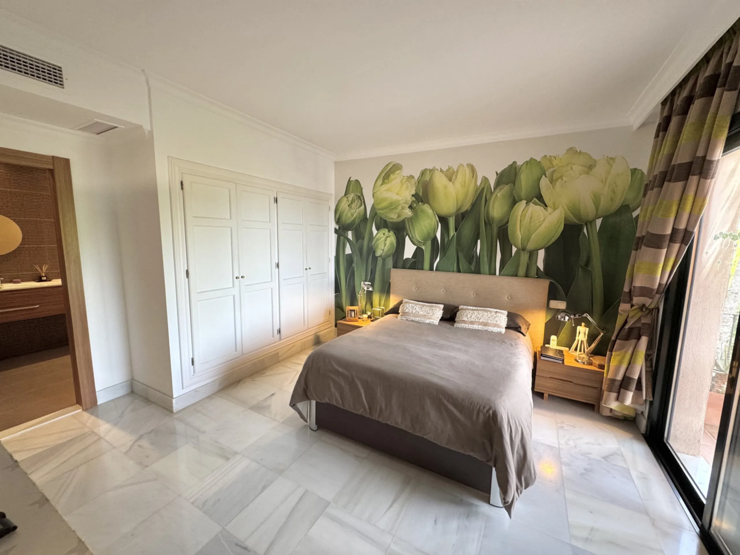 Set in the exclusive enclave of Monte Halcones, La Quinta, this impressive 3-bedroom, 3-bathroom duplex penthouse offers expansive interiors, refined design, and breathtaking panoramic sea views, all within walking distance of local bars, cafés, and resta