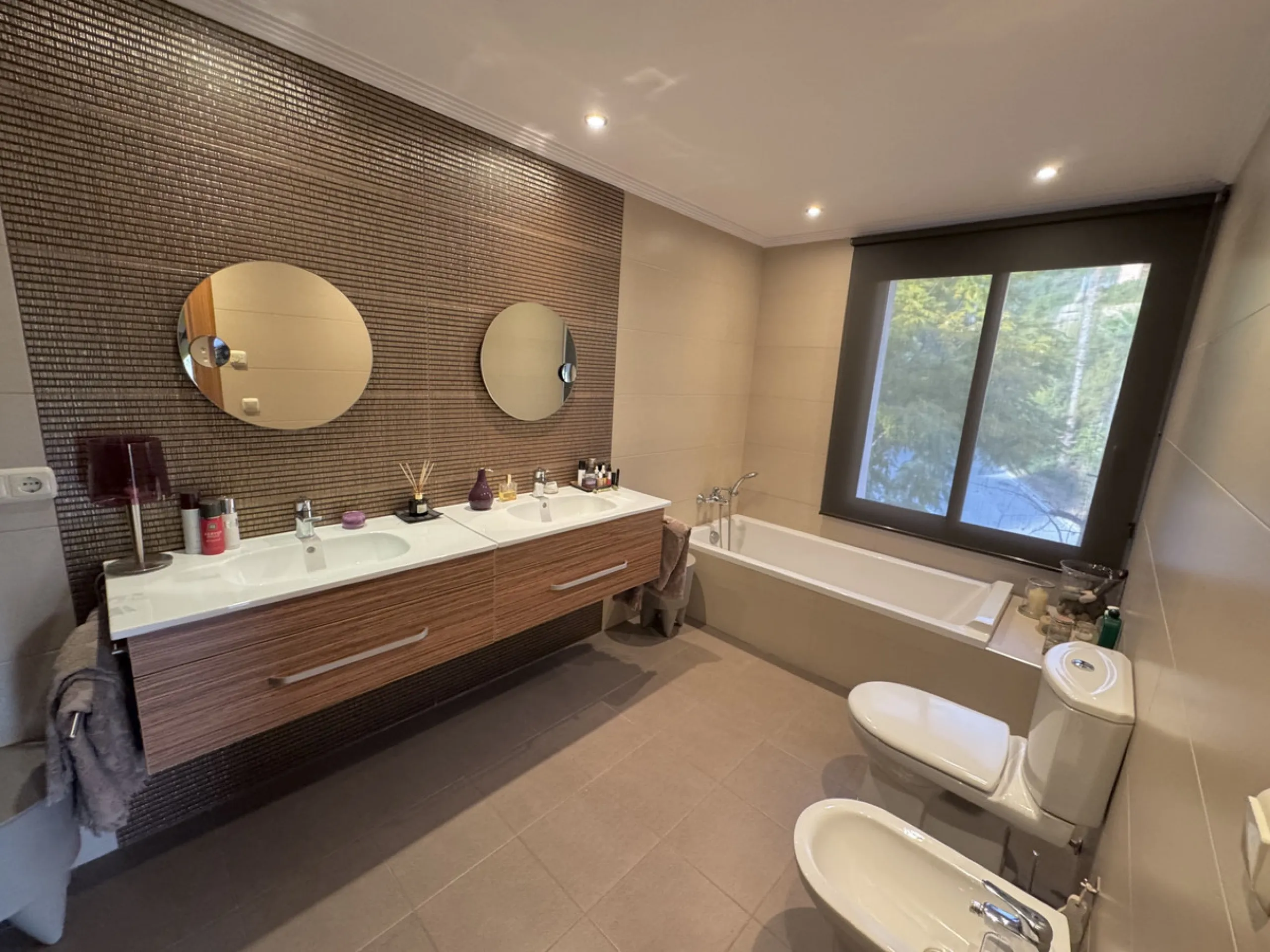 Set in the exclusive enclave of Monte Halcones, La Quinta, this impressive 3-bedroom, 3-bathroom duplex penthouse offers expansive interiors, refined design, and breathtaking panoramic sea views, all within walking distance of local bars, cafés, and resta