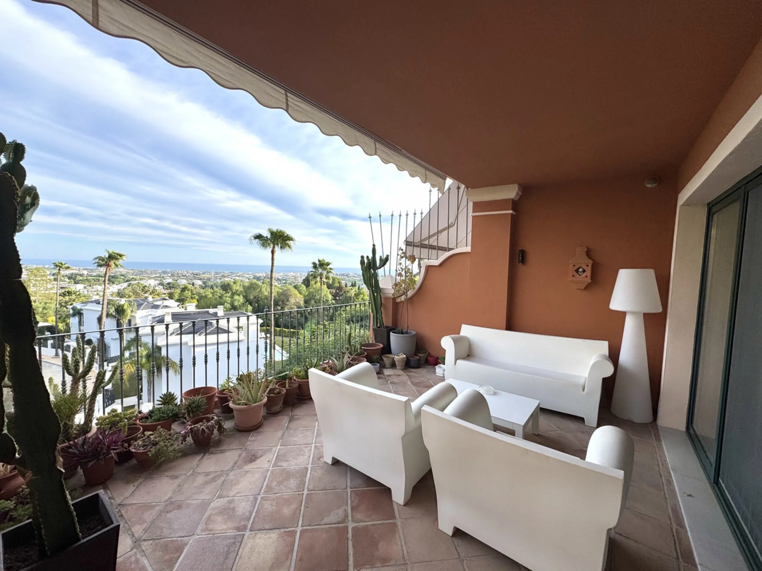 Set in the exclusive enclave of Monte Halcones, La Quinta, this impressive 3-bedroom, 3-bathroom duplex penthouse offers expansive interiors, refined design, and breathtaking panoramic sea views, all within walking distance of local bars, cafés, and resta