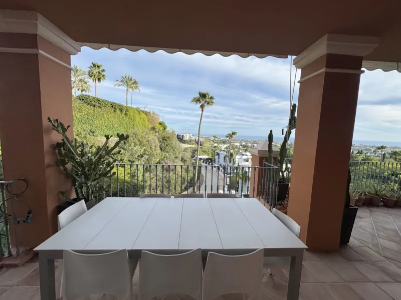 Set in the exclusive enclave of Monte Halcones, La Quinta, this impressive 3-bedroom, 3-bathroom duplex penthouse offers expansive interiors, refined design, and breathtaking panoramic sea views, all within walking distance of local bars, cafés, and resta