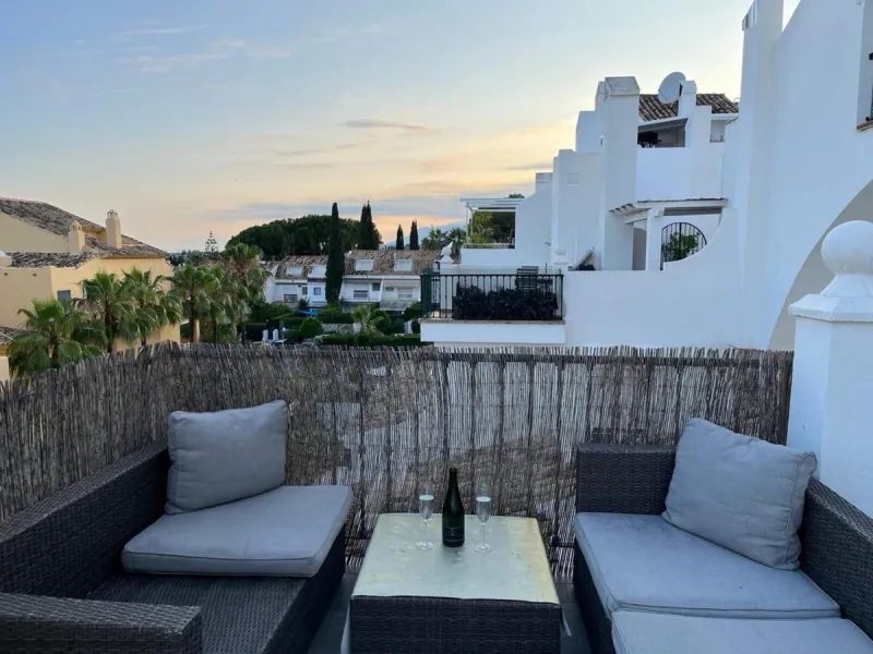 Duplex-Wohnung mit Südbalkonen, Solarium, Stellplatz und Abstellraum in Rocamar, Nagüeles, Marbella. Schnell zu verkaufen für nur 465.000 €