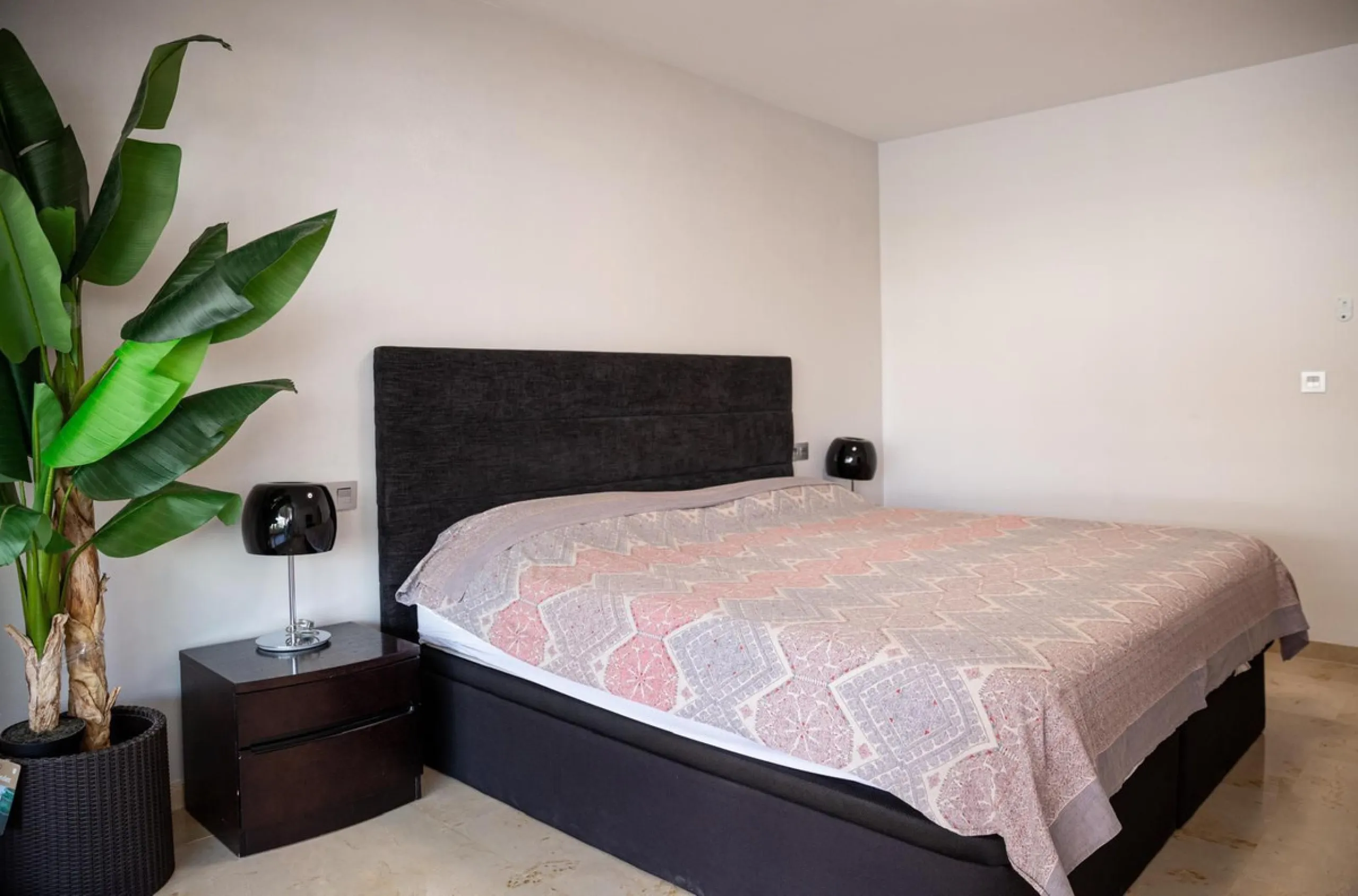 Apartment for sale in Guadalmina Alta, San Pedro Alcántara. Perfect location on the outskirts of town, ideally close to all kinds of amenities while still offering peace and quiet.