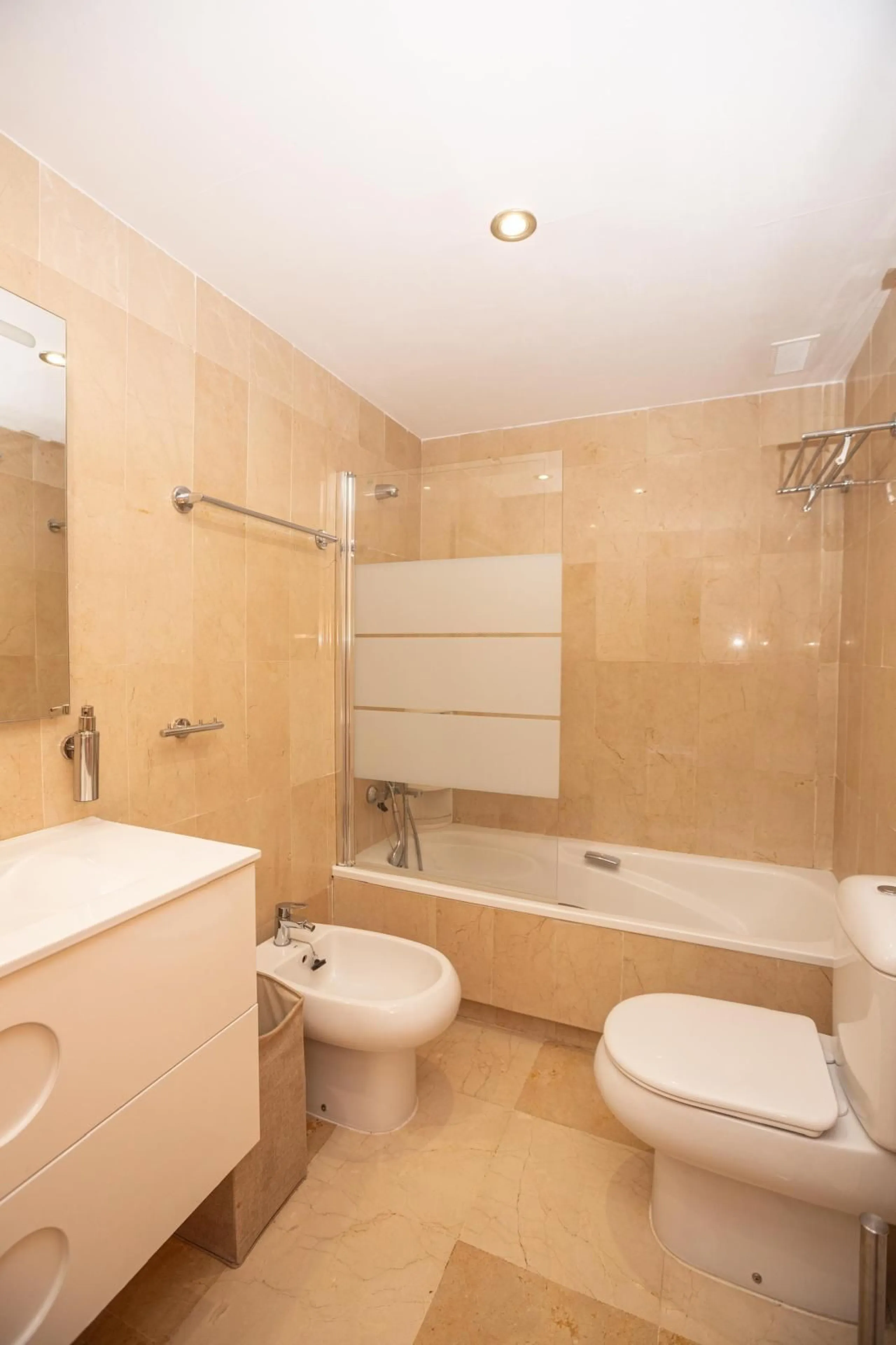 Apartment for sale in Guadalmina Alta, San Pedro Alcántara. Perfect location on the outskirts of town, ideally close to all kinds of amenities while still offering peace and quiet.