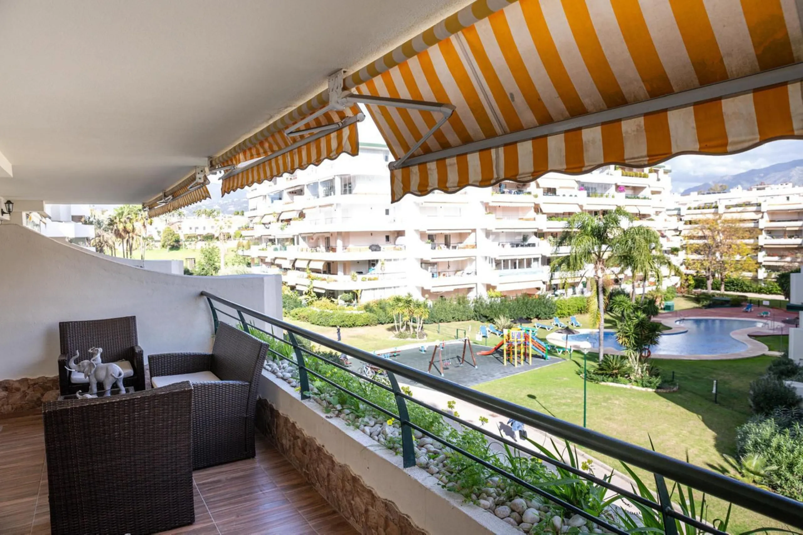 Apartment for sale in Guadalmina Alta, San Pedro Alcántara. Perfect location on the outskirts of town, ideally close to all kinds of amenities while still offering peace and quiet.