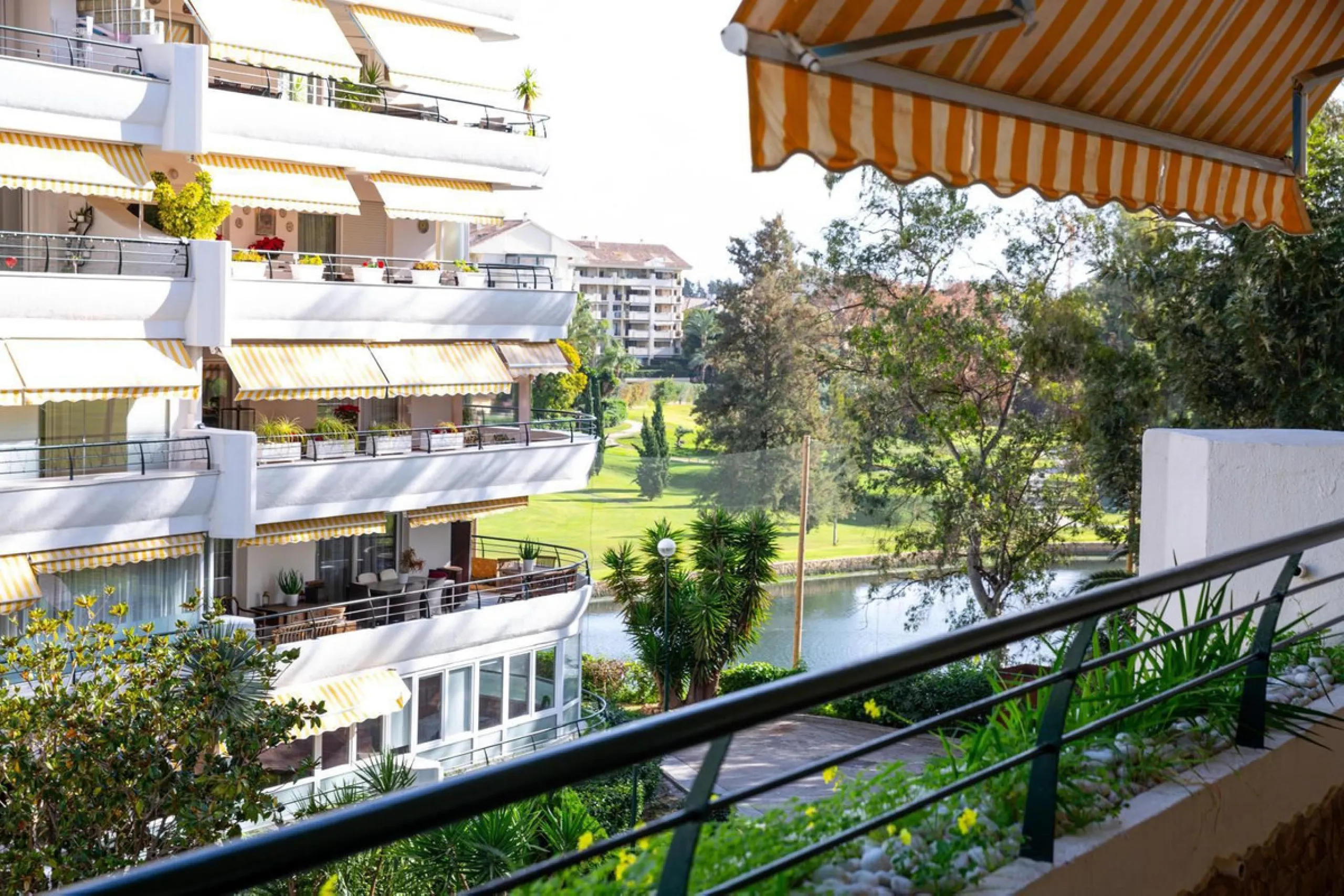 Apartment for sale in Guadalmina Alta, San Pedro Alcántara. Perfect location on the outskirts of town, ideally close to all kinds of amenities while still offering peace and quiet.