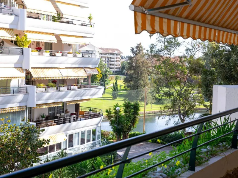 Apartment for sale in Guadalmina Alta, San Pedro Alcántara. Perfect location on the outskirts of town, ideally close to all kinds of amenities while still offering peace and quiet.