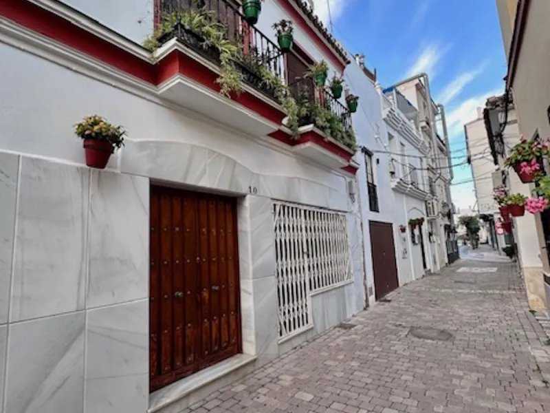 ESTEPONA CENTER - NEXT TO THE PROMENADE AND THE SEA.