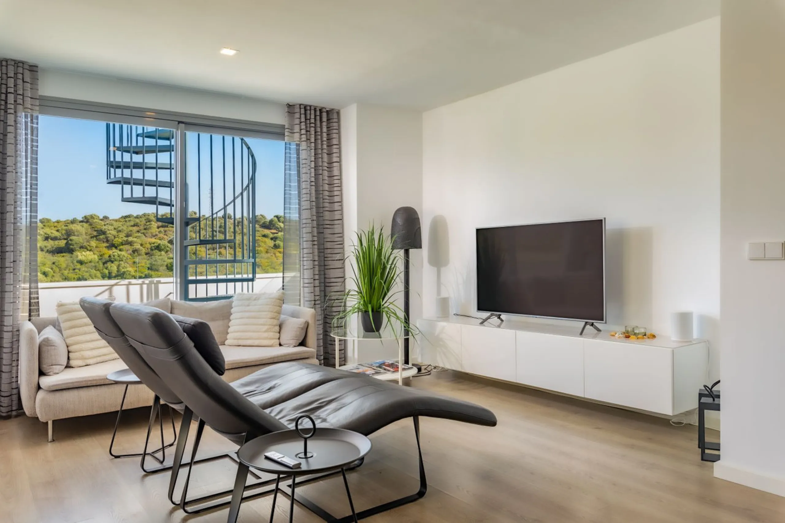 BEAUTIFUL AND MODERN Penthouse with sea and mountain views, situated only 700 meters from the beach.