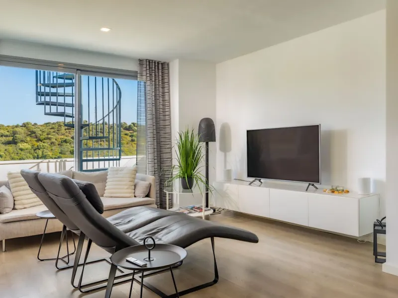 BEAUTIFUL AND MODERN Penthouse with sea and mountain views, situated only 700 meters from the beach.
