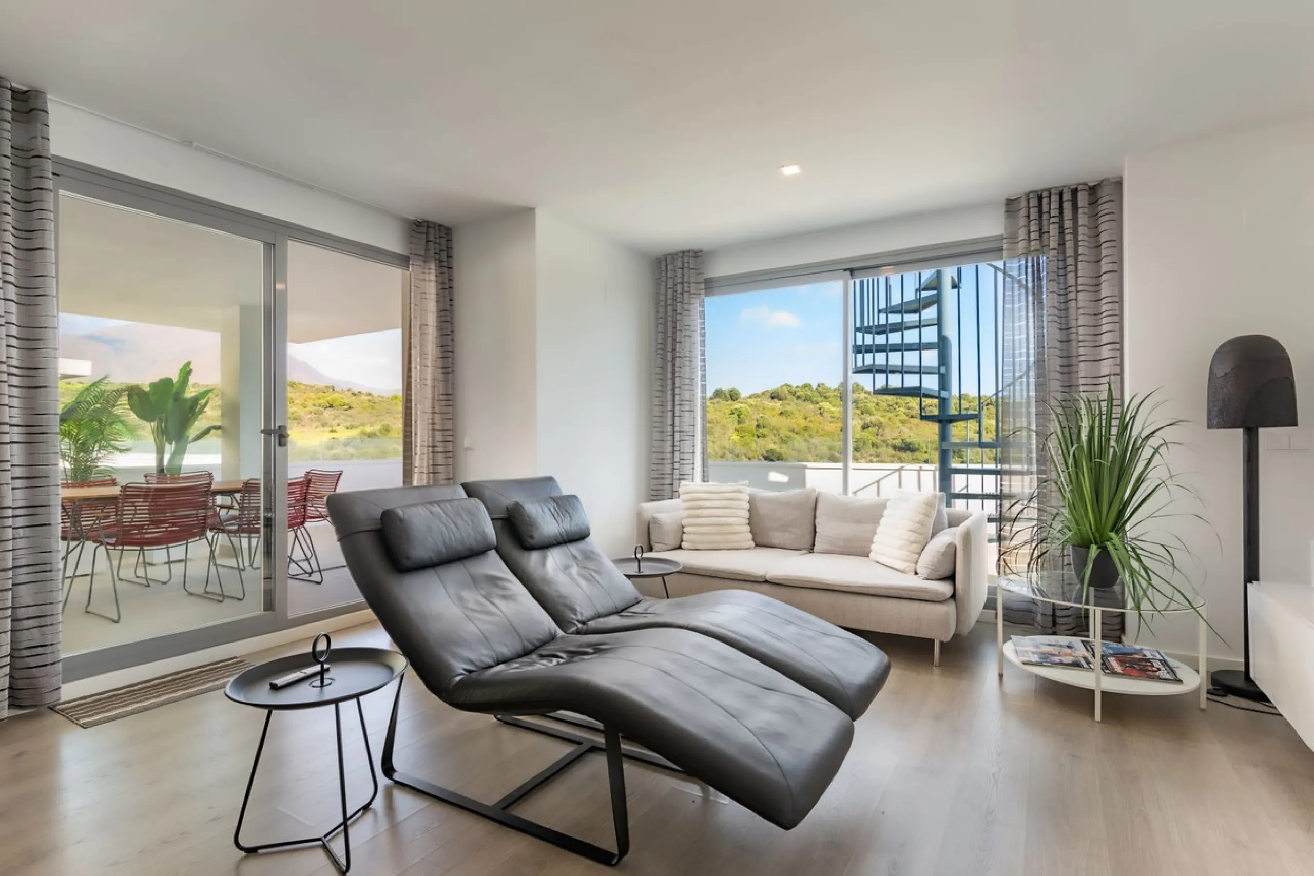BEAUTIFUL AND MODERN Penthouse with sea and mountain views, situated only 700 meters from the beach.