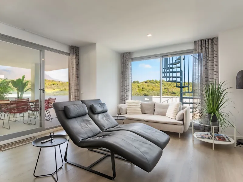 BEAUTIFUL AND MODERN Penthouse with sea and mountain views, situated only 700 meters from the beach.