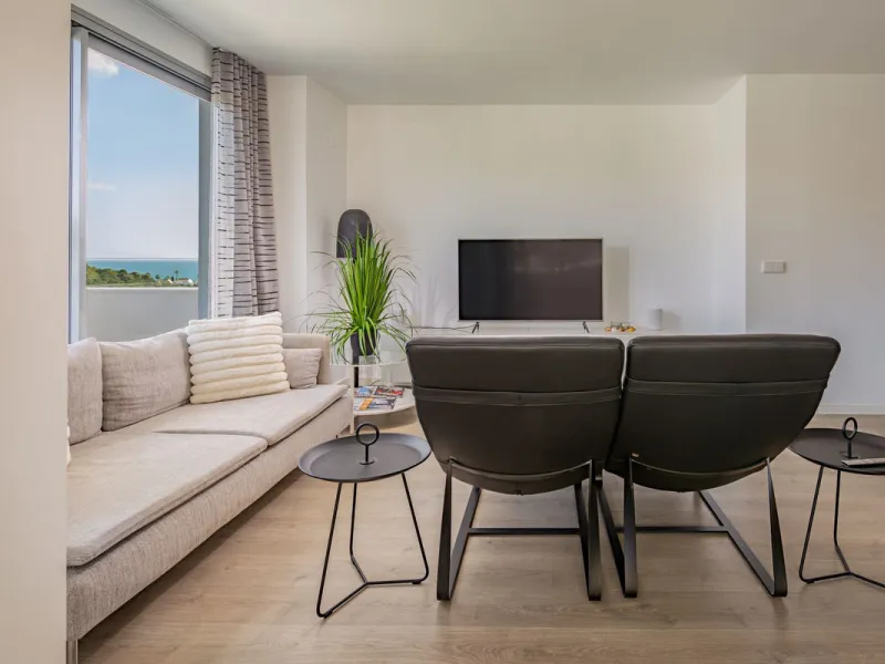 BEAUTIFUL AND MODERN Penthouse with sea and mountain views, situated only 700 meters from the beach.