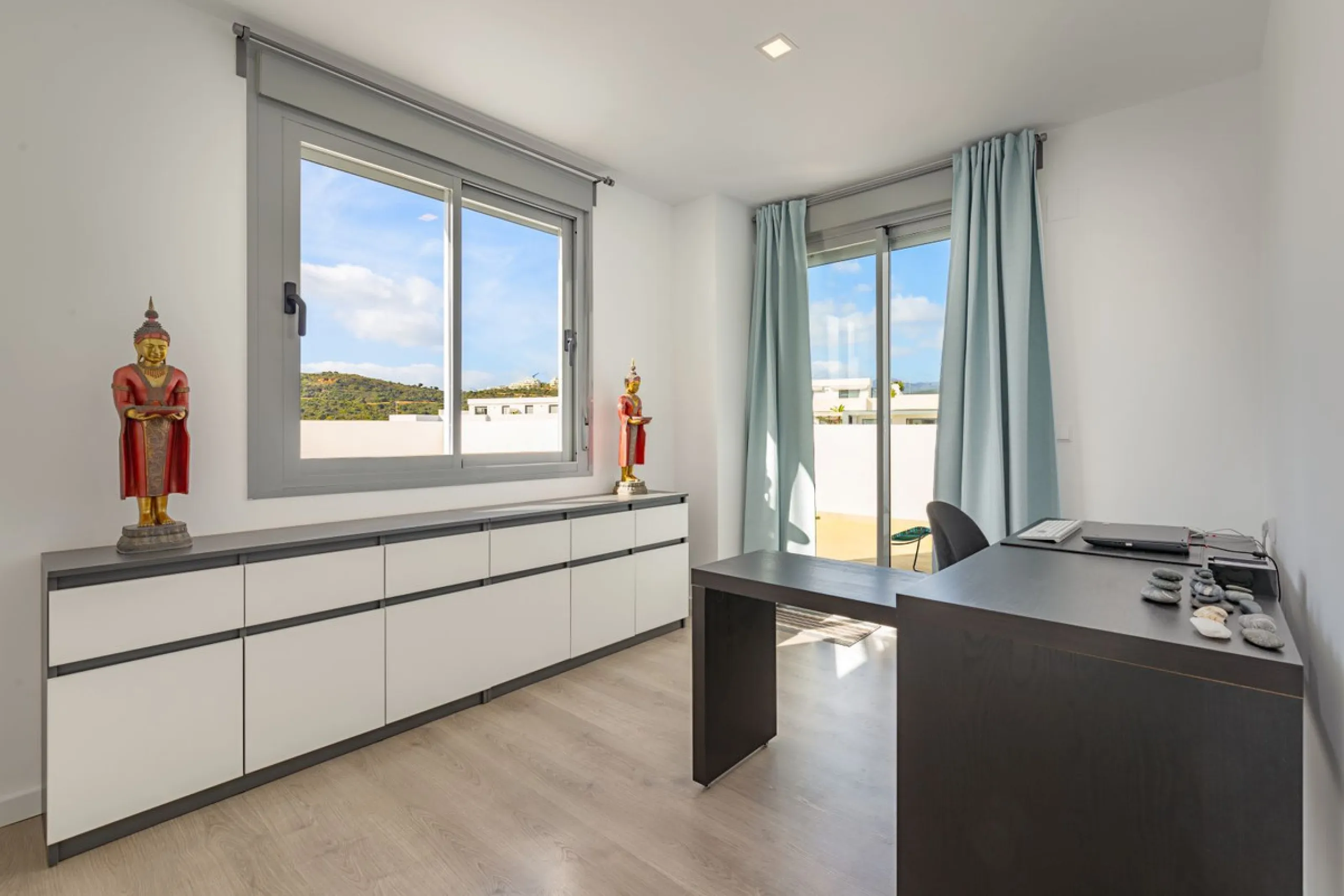 BEAUTIFUL AND MODERN Penthouse with sea and mountain views, situated only 700 meters from the beach.