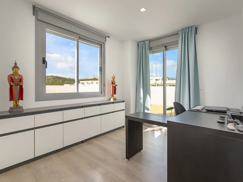 BEAUTIFUL AND MODERN Penthouse with sea and mountain views, situated only 700 meters from the beach.