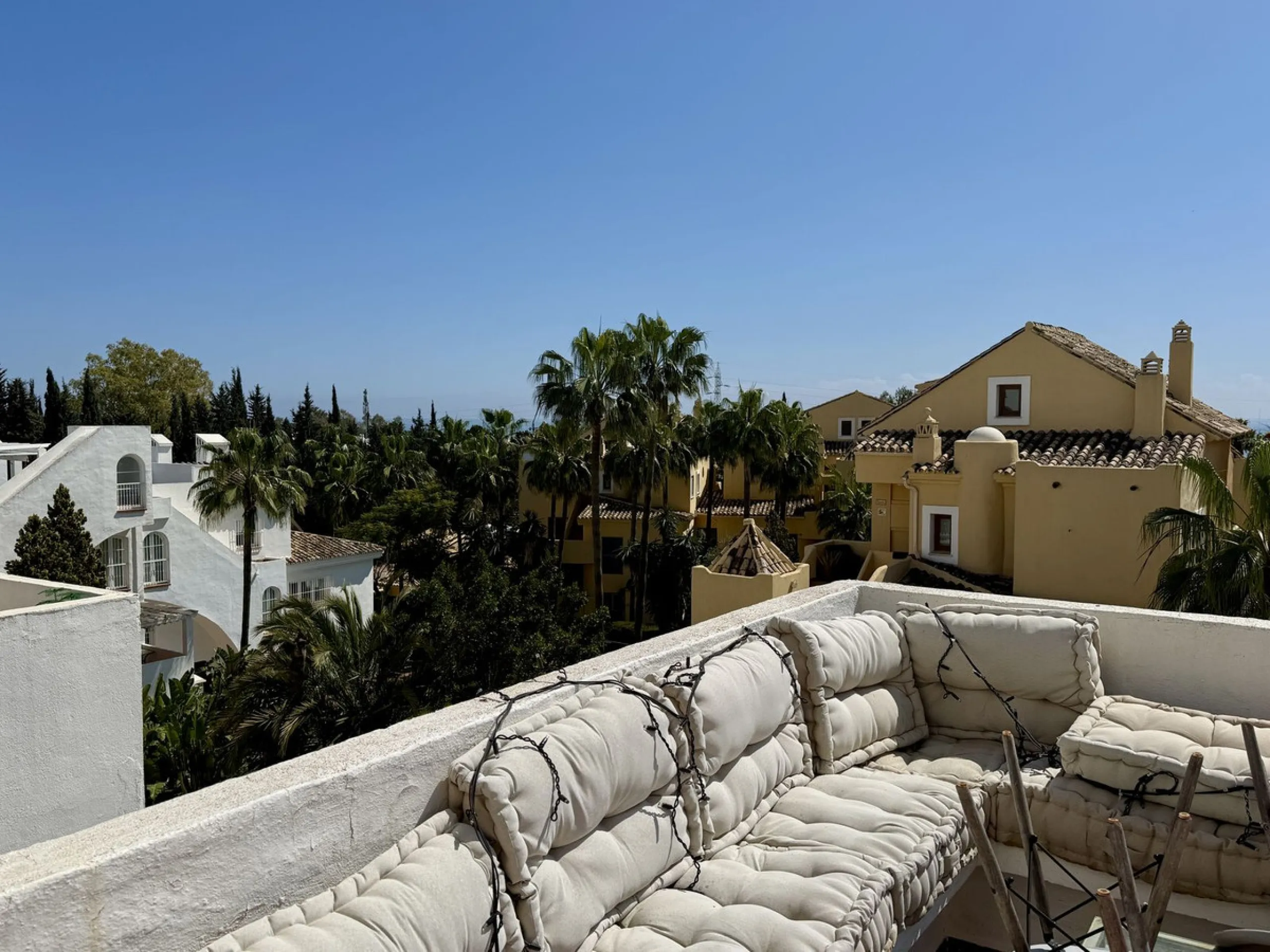 Duplex-Wohnung mit Südbalkonen, Solarium, Stellplatz und Abstellraum in Rocamar, Nagüeles, Marbella. Schnell zu verkaufen für nur 465.000 €