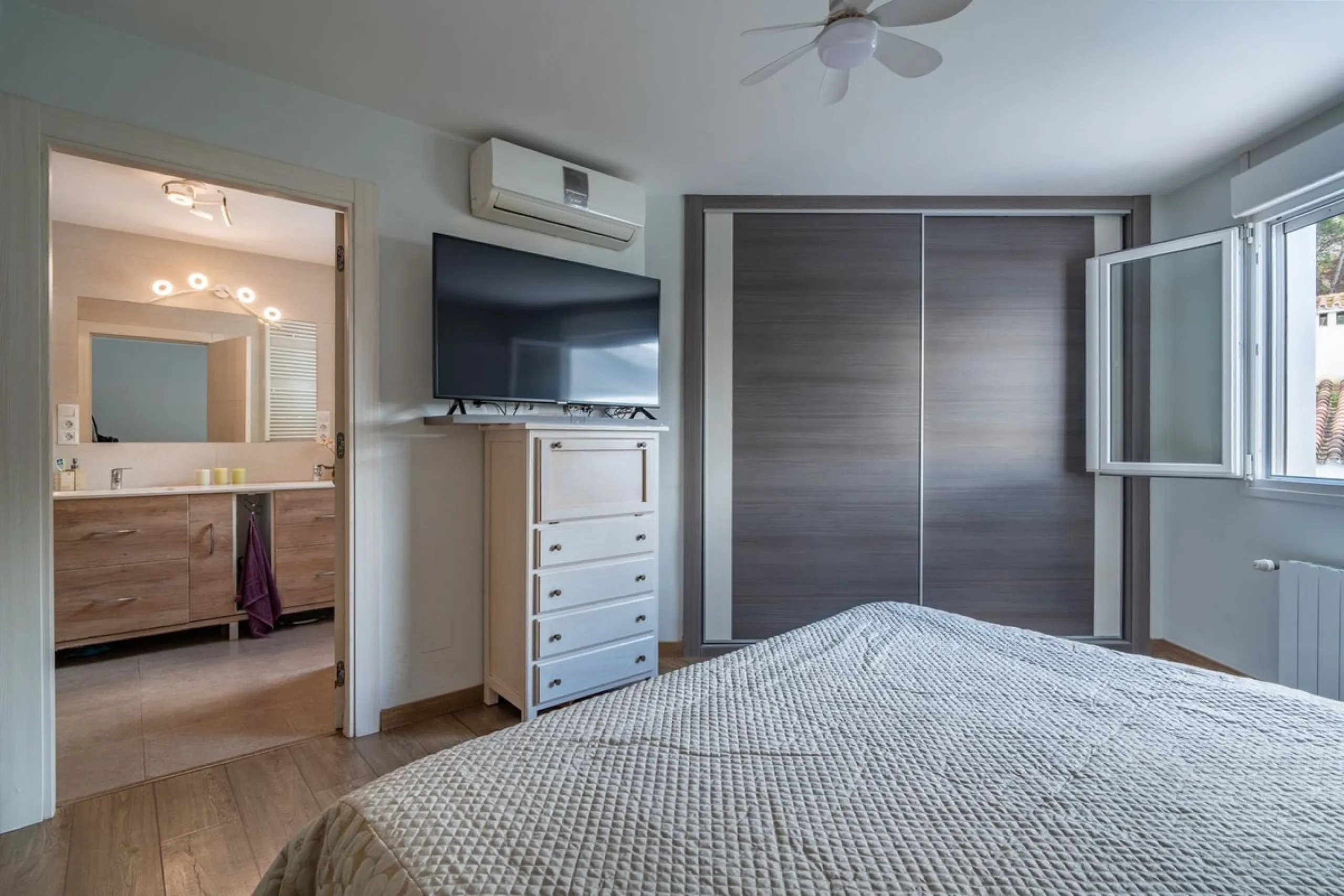 House - Detached Villa в продаже в Málaga, Málaga. В доме 7 спален и 5 ванных комнат. Площадь дома 371 м²