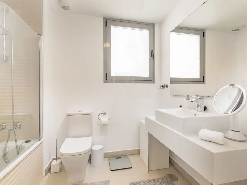 BEAUTIFUL AND MODERN Penthouse with sea and mountain views, situated only 700 meters from the beach.