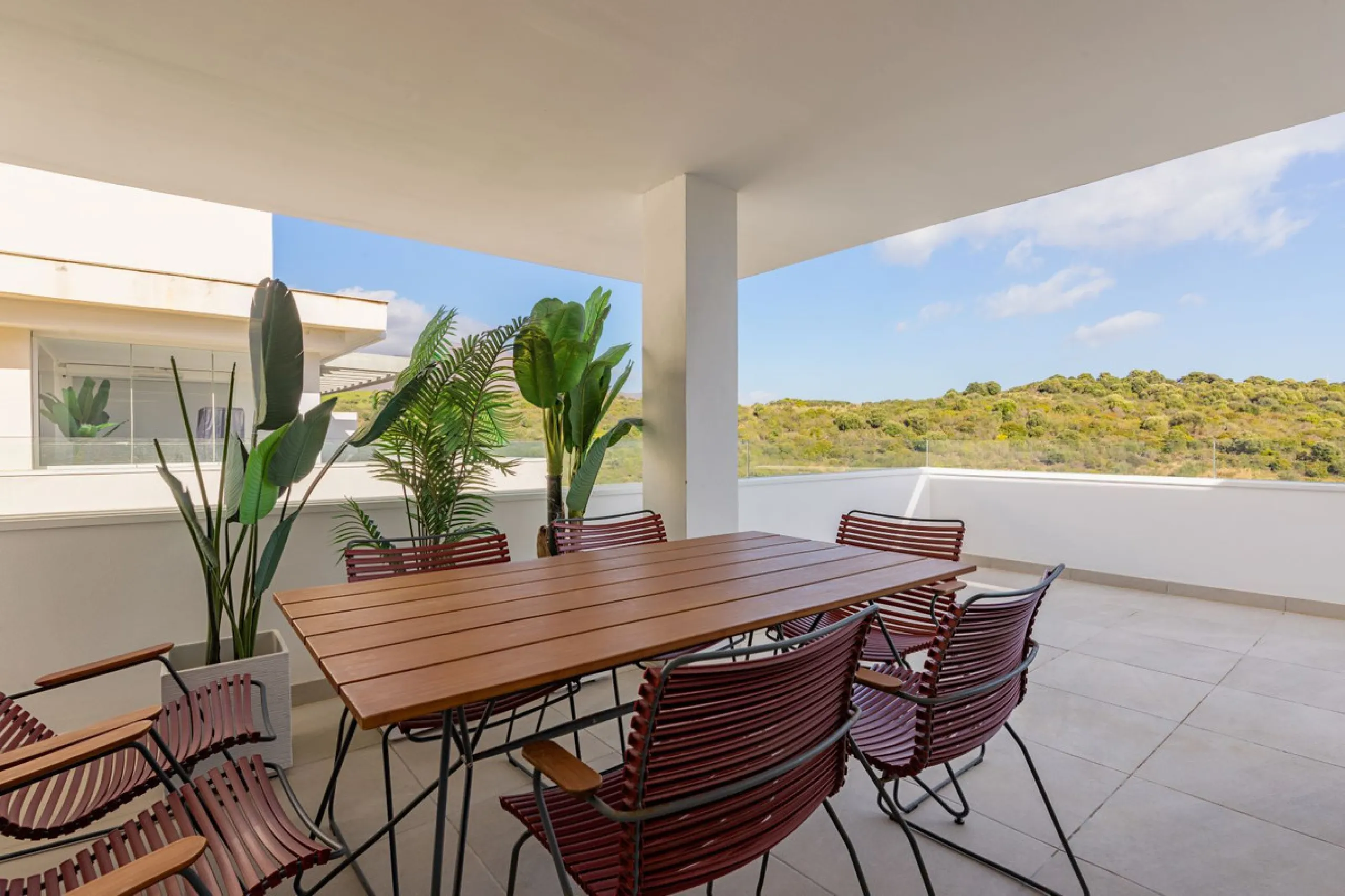 BEAUTIFUL AND MODERN Penthouse with sea and mountain views, situated only 700 meters from the beach.