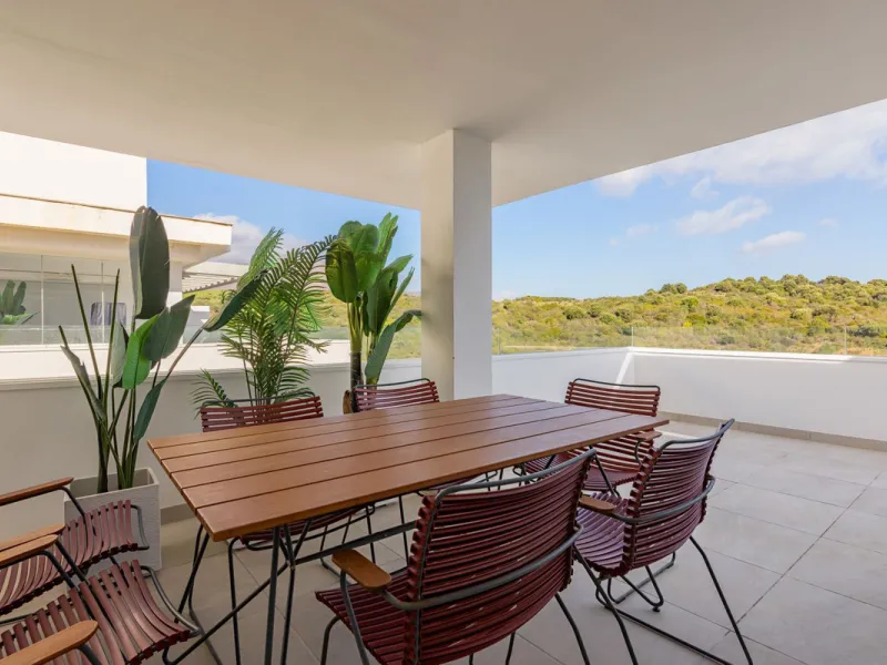 BEAUTIFUL AND MODERN Penthouse with sea and mountain views, situated only 700 meters from the beach.