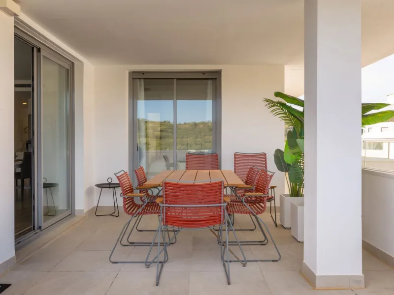 BEAUTIFUL AND MODERN Penthouse with sea and mountain views, situated only 700 meters from the beach.
