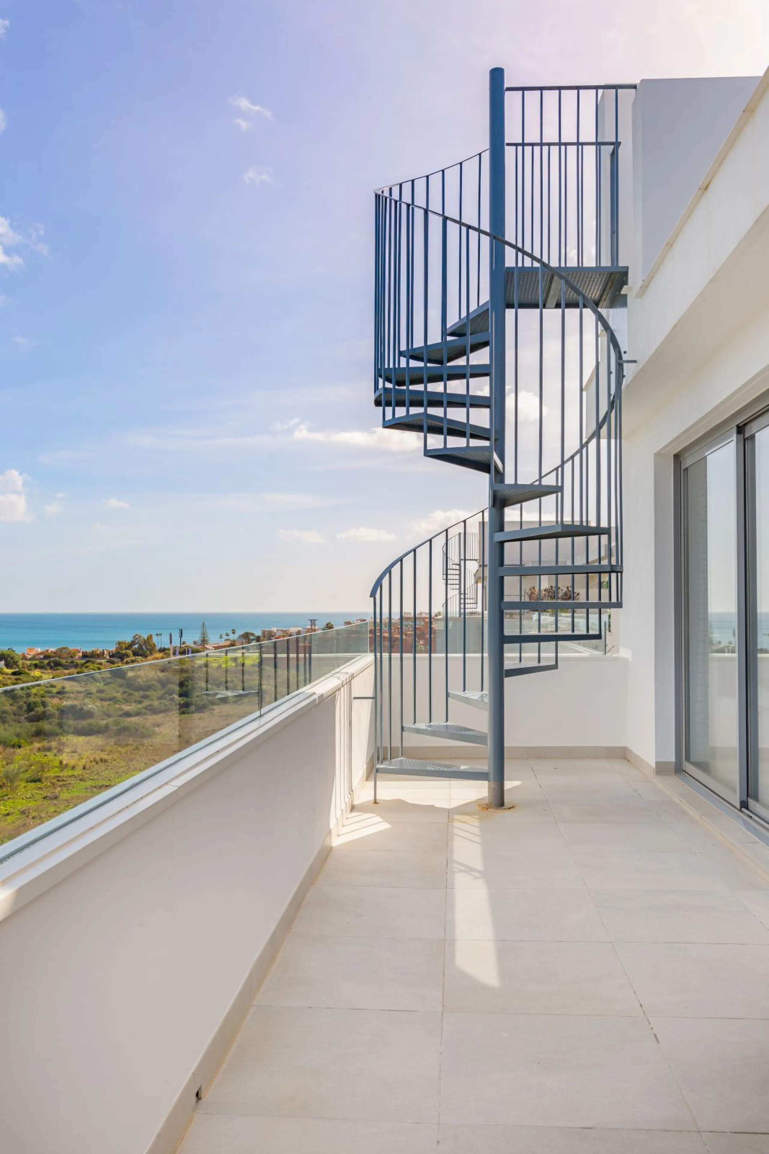 BEAUTIFUL AND MODERN Penthouse with sea and mountain views, situated only 700 meters from the beach.