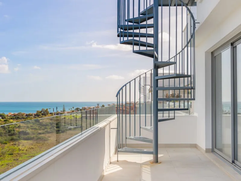 BEAUTIFUL AND MODERN Penthouse with sea and mountain views, situated only 700 meters from the beach.
