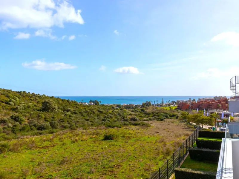 BEAUTIFUL AND MODERN Penthouse with sea and mountain views, situated only 700 meters from the beach.