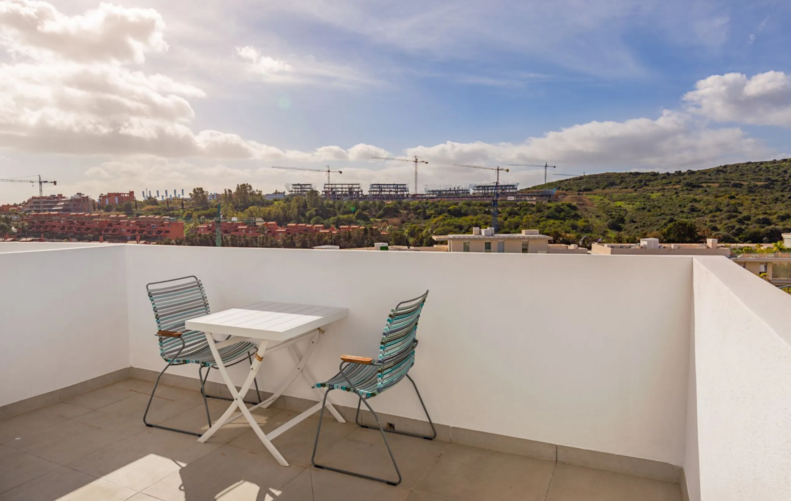 BEAUTIFUL AND MODERN Penthouse with sea and mountain views, situated only 700 meters from the beach.