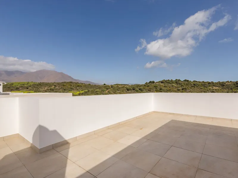 BEAUTIFUL AND MODERN Penthouse with sea and mountain views, situated only 700 meters from the beach.