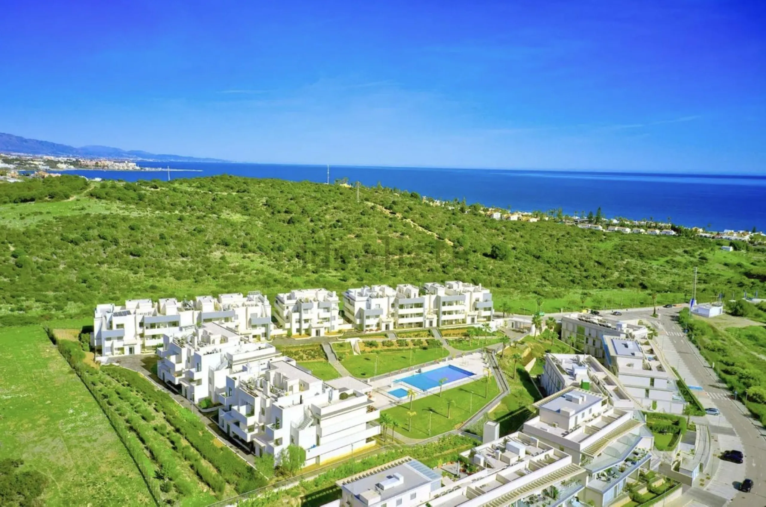 BEAUTIFUL AND MODERN Penthouse with sea and mountain views, situated only 700 meters from the beach.
