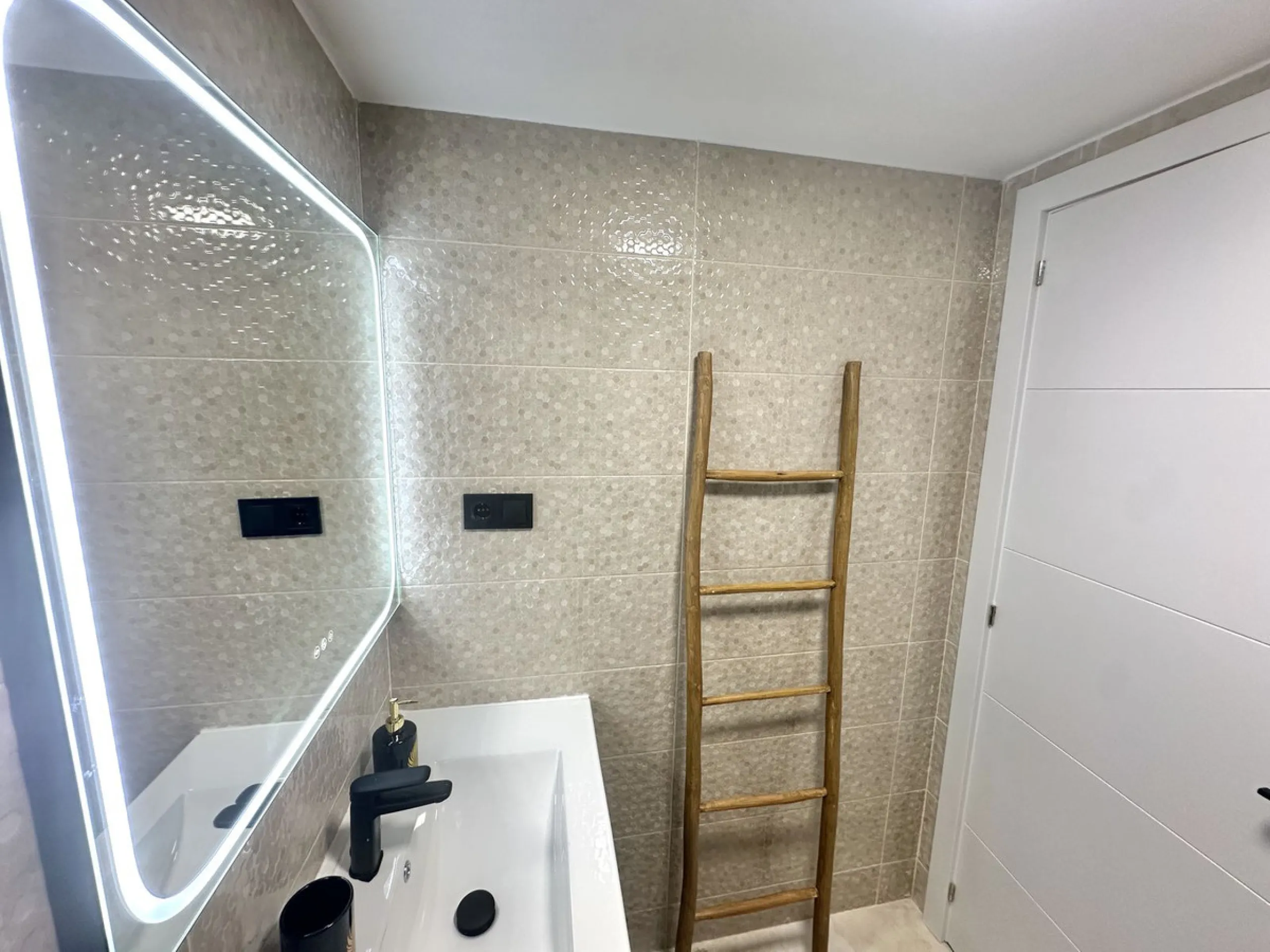 Apartment - Middle Floor Apartment в продаже в Mijas, Málaga. В доме 2 спален и 2 ванных комнат. Площадь дома 75 м²