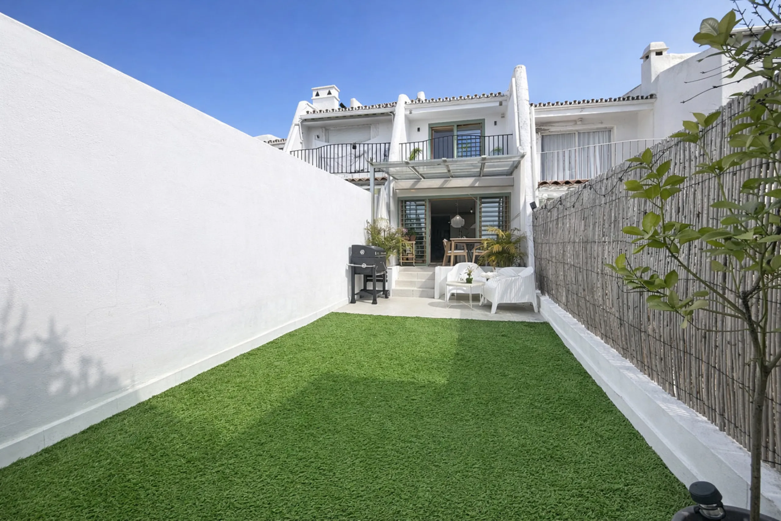 Charming fully renovated townhouse located in the prestigious Seghers area, just a short walk from Estepona Port and Playa del Cristo. An ideal property both as a permanent residence and as a secure investment on the Costa del Sol.