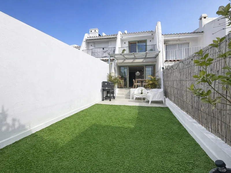 Charming fully renovated townhouse located in the prestigious Seghers area, just a short walk from Estepona Port and Playa del Cristo. An ideal property both as a permanent residence and as a secure investment on the Costa del Sol.