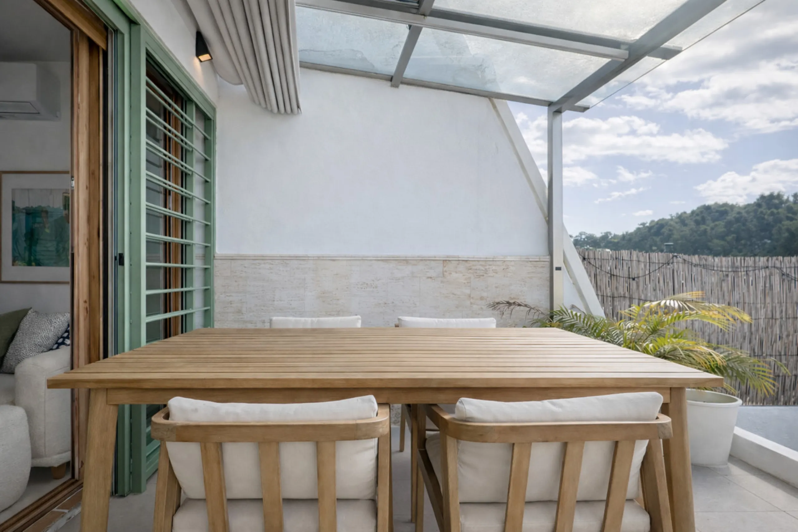 Charming fully renovated townhouse located in the prestigious Seghers area, just a short walk from Estepona Port and Playa del Cristo. An ideal property both as a permanent residence and as a secure investment on the Costa del Sol.