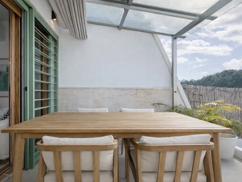 Charming fully renovated townhouse located in the prestigious Seghers area, just a short walk from Estepona Port and Playa del Cristo. An ideal property both as a permanent residence and as a secure investment on the Costa del Sol.