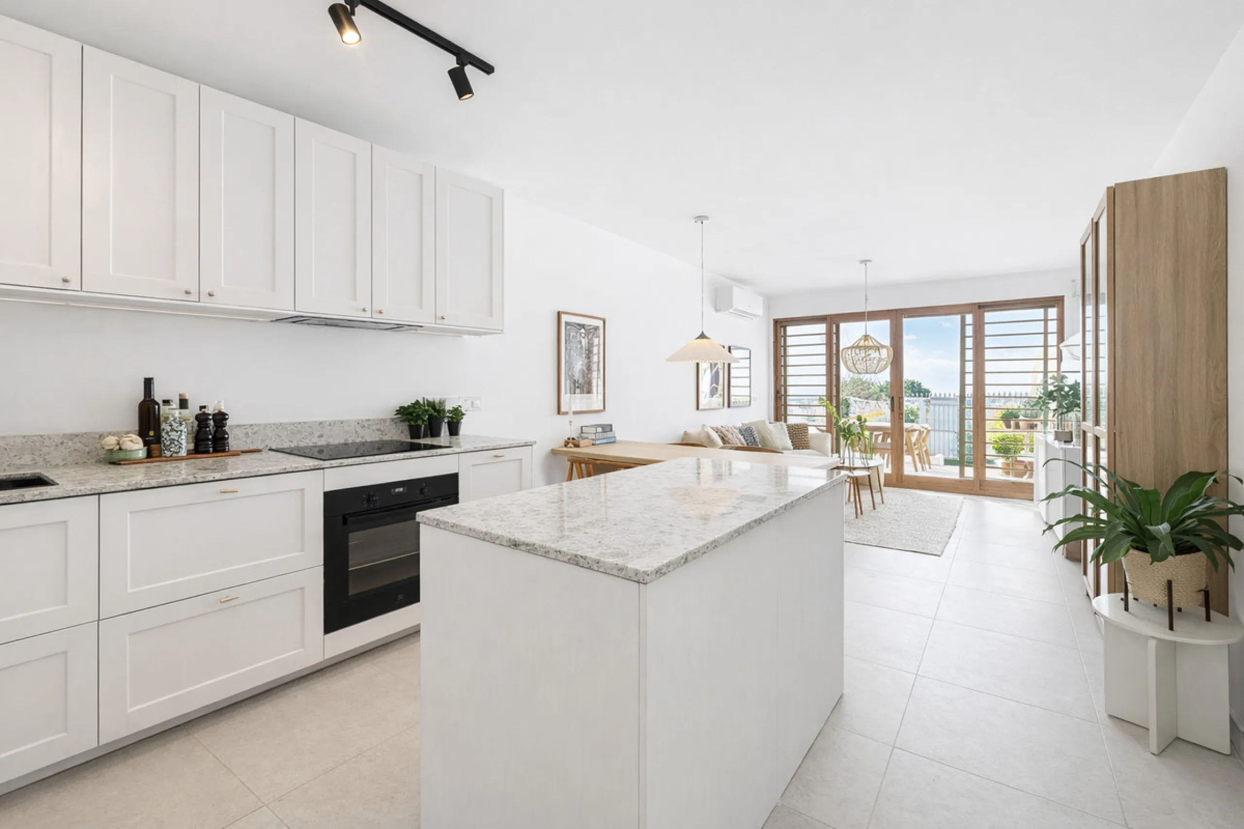 Charming fully renovated townhouse located in the prestigious Seghers area, just a short walk from Estepona Port and Playa del Cristo. An ideal property both as a permanent residence and as a secure investment on the Costa del Sol.
