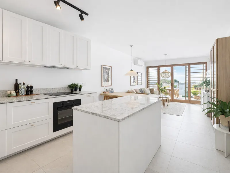 Charming fully renovated townhouse located in the prestigious Seghers area, just a short walk from Estepona Port and Playa del Cristo. An ideal property both as a permanent residence and as a secure investment on the Costa del Sol.