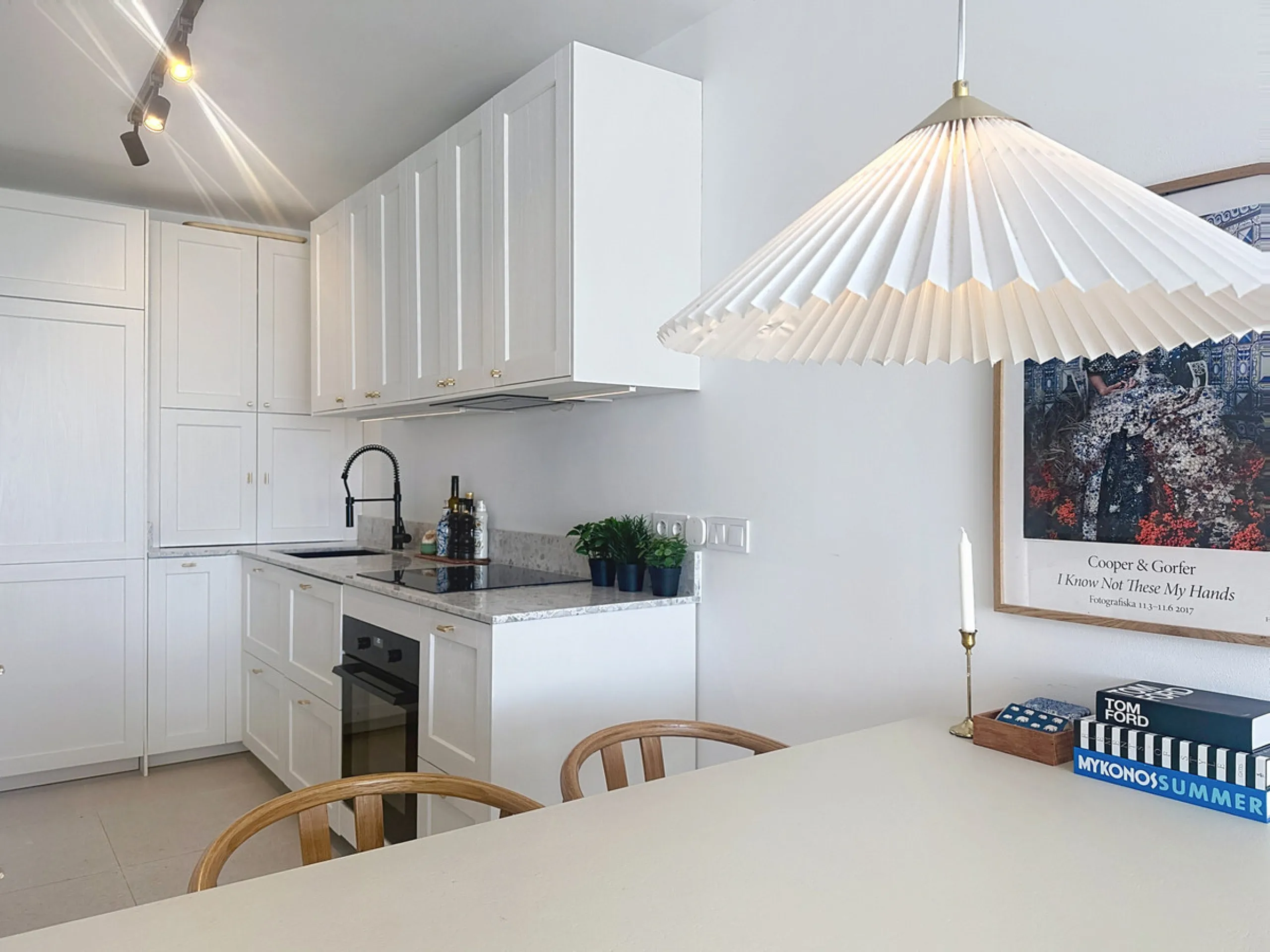 Charming fully renovated townhouse located in the prestigious Seghers area, just a short walk from Estepona Port and Playa del Cristo. An ideal property both as a permanent residence and as a secure investment on the Costa del Sol.