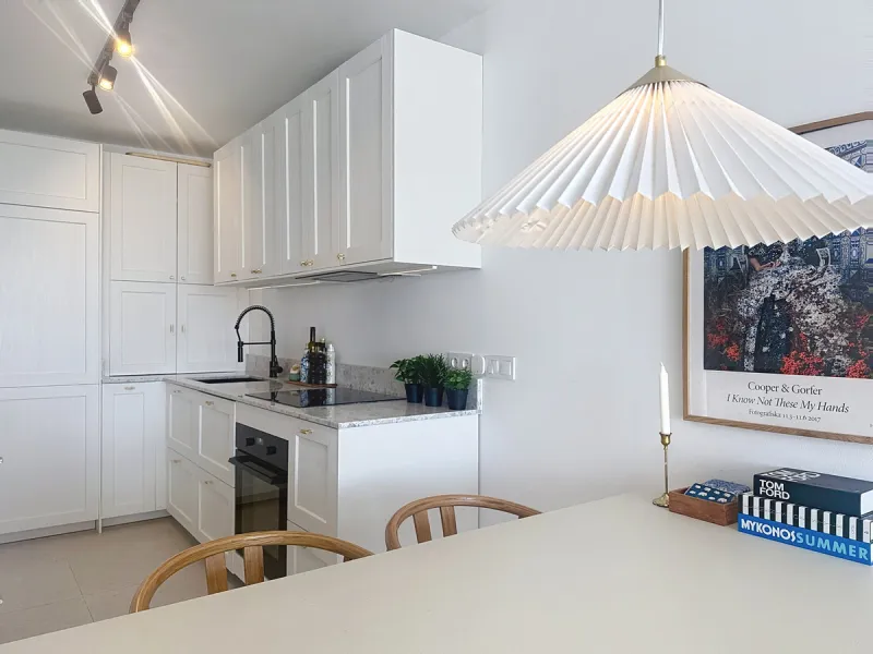 Charming fully renovated townhouse located in the prestigious Seghers area, just a short walk from Estepona Port and Playa del Cristo. An ideal property both as a permanent residence and as a secure investment on the Costa del Sol.