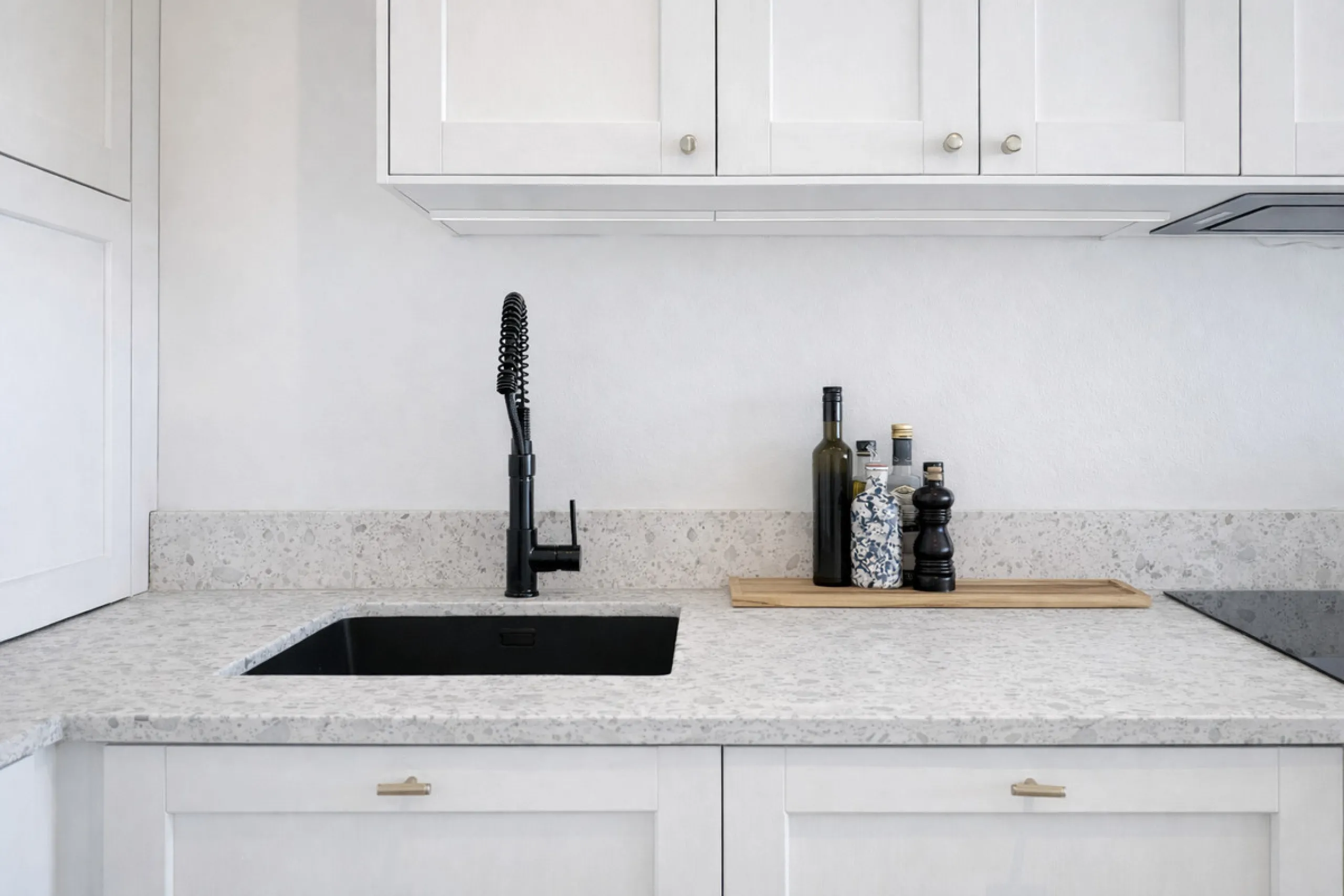 Charming fully renovated townhouse located in the prestigious Seghers area, just a short walk from Estepona Port and Playa del Cristo. An ideal property both as a permanent residence and as a secure investment on the Costa del Sol.