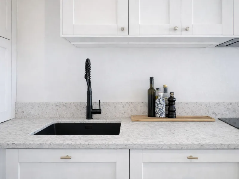 Charming fully renovated townhouse located in the prestigious Seghers area, just a short walk from Estepona Port and Playa del Cristo. An ideal property both as a permanent residence and as a secure investment on the Costa del Sol.