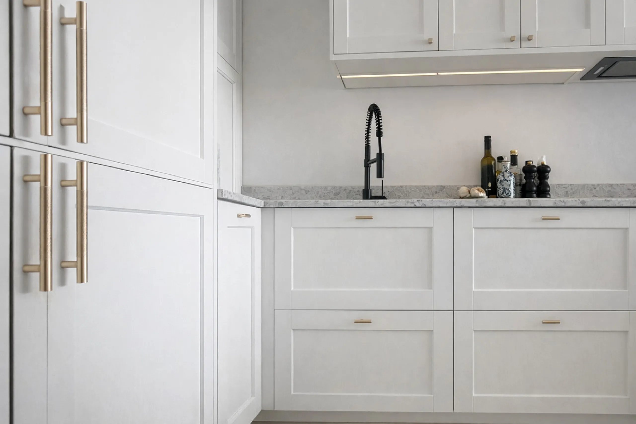 Charming fully renovated townhouse located in the prestigious Seghers area, just a short walk from Estepona Port and Playa del Cristo. An ideal property both as a permanent residence and as a secure investment on the Costa del Sol.