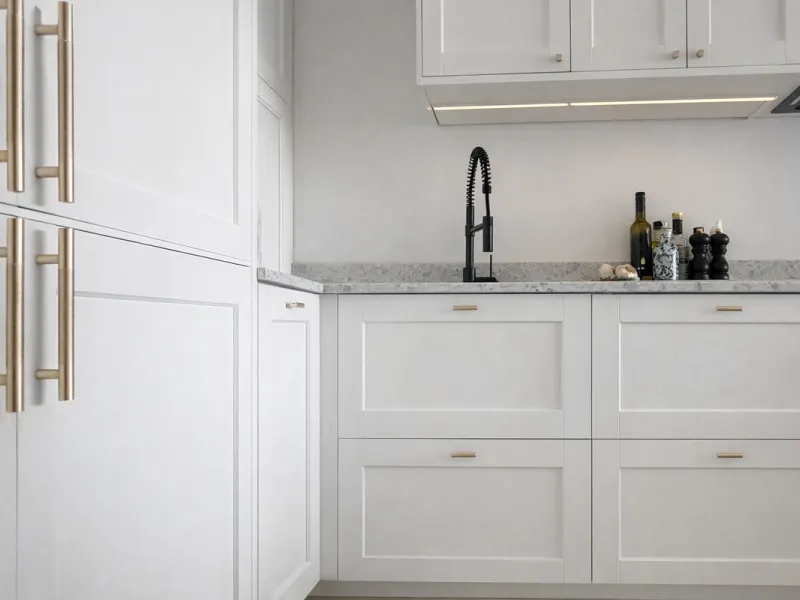 Charming fully renovated townhouse located in the prestigious Seghers area, just a short walk from Estepona Port and Playa del Cristo. An ideal property both as a permanent residence and as a secure investment on the Costa del Sol.