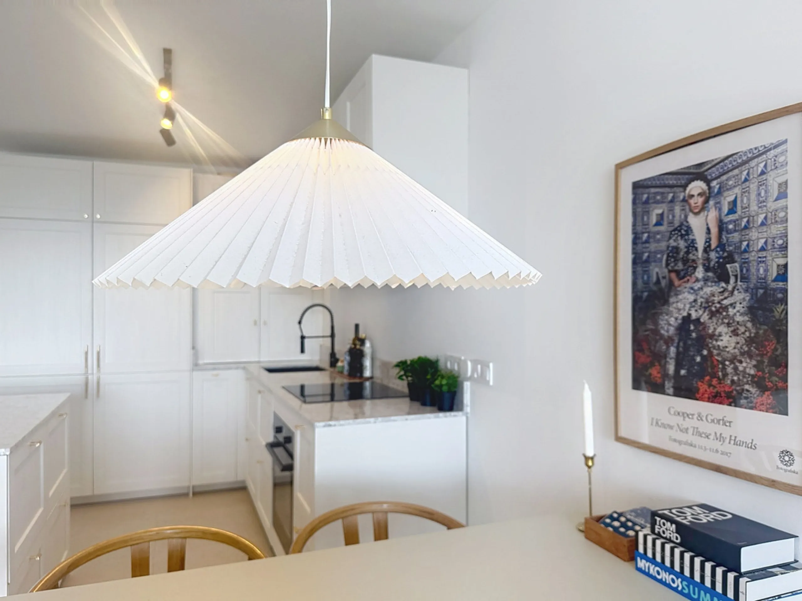 Charming fully renovated townhouse located in the prestigious Seghers area, just a short walk from Estepona Port and Playa del Cristo. An ideal property both as a permanent residence and as a secure investment on the Costa del Sol.