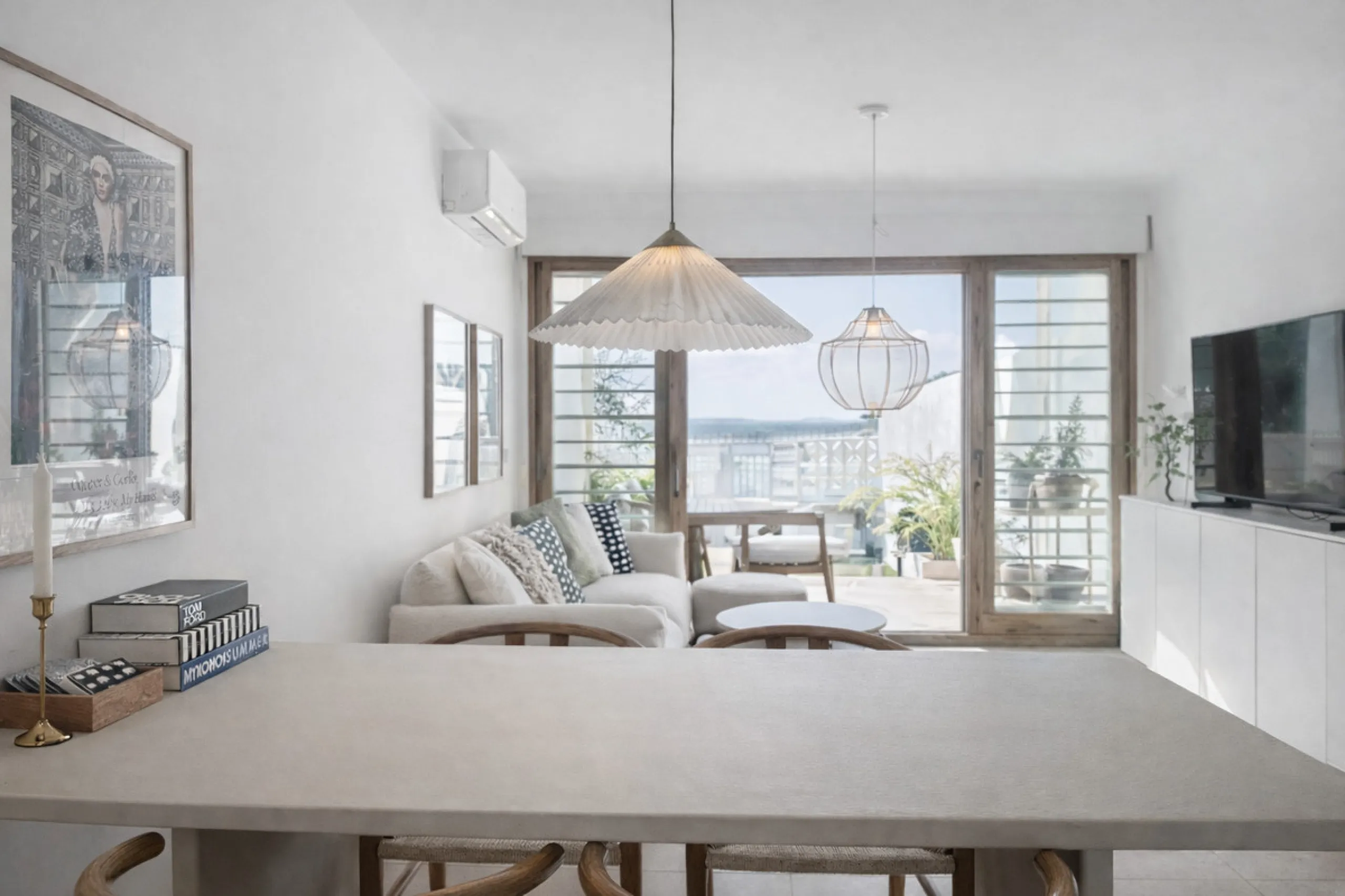 Charming fully renovated townhouse located in the prestigious Seghers area, just a short walk from Estepona Port and Playa del Cristo. An ideal property both as a permanent residence and as a secure investment on the Costa del Sol.