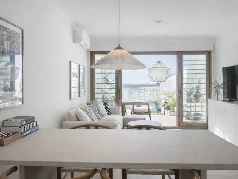 Charming fully renovated townhouse located in the prestigious Seghers area, just a short walk from Estepona Port and Playa del Cristo. An ideal property both as a permanent residence and as a secure investment on the Costa del Sol.